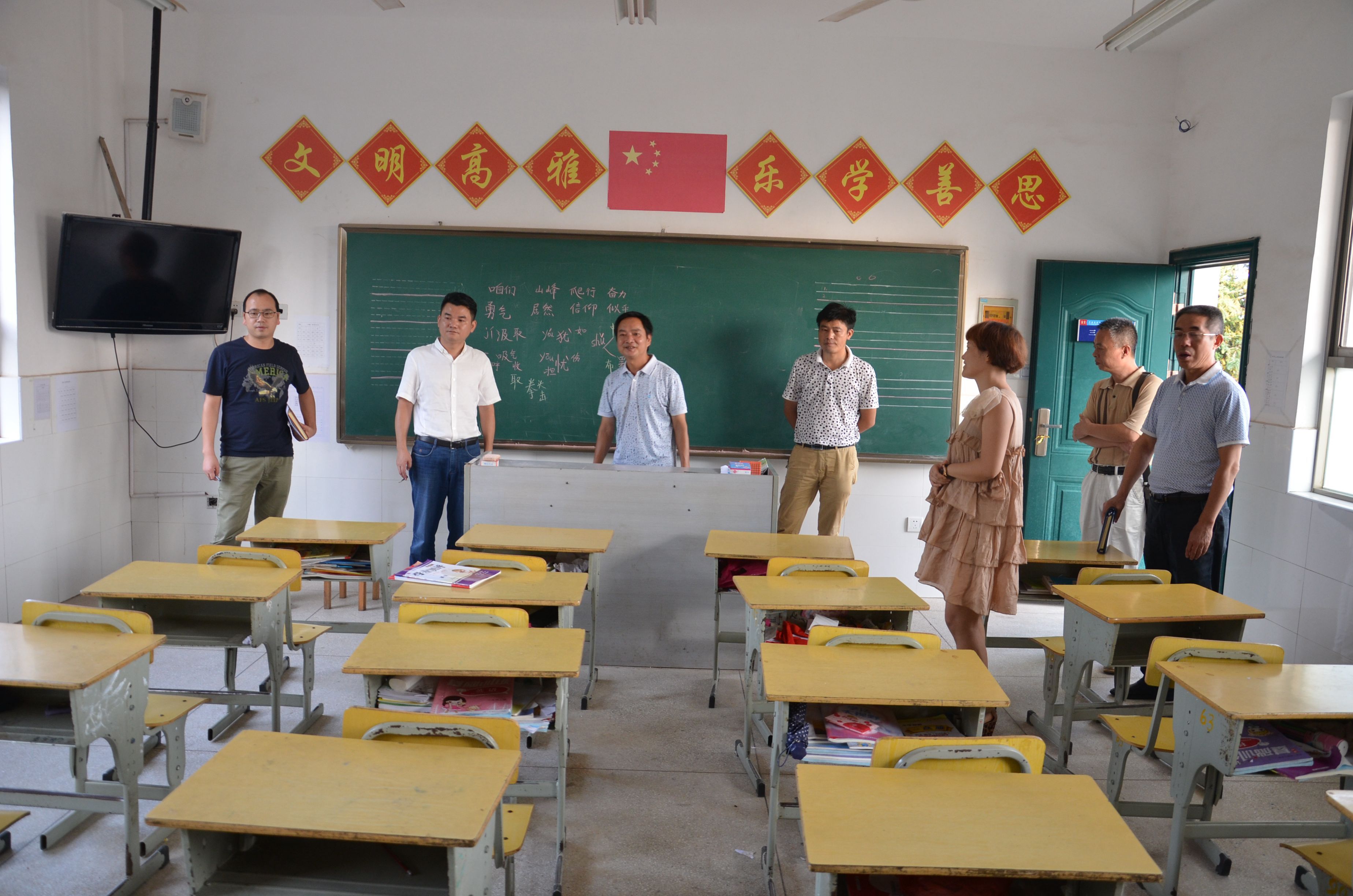 董家塅高科園管委會(huì)主任、新蘆淞集團(tuán)董事長(zhǎng)肖立志率隊(duì)慰問團(tuán)山小學(xué)
