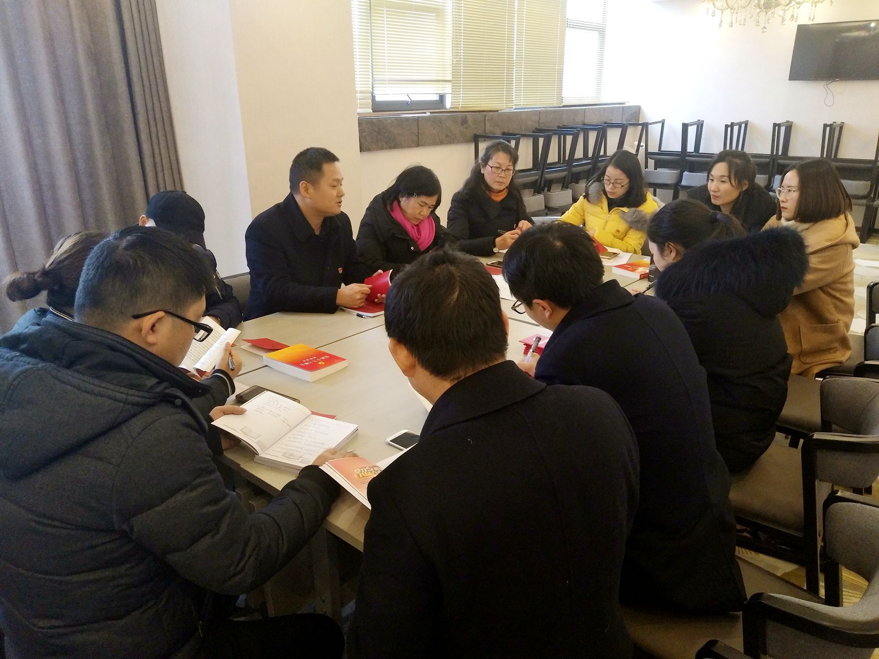 第一黨支部開展主題當日活動，學習黨的十九大精神